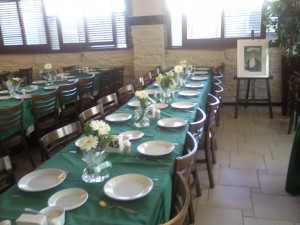 toalha verde e arranjos toalha verde e arranjos